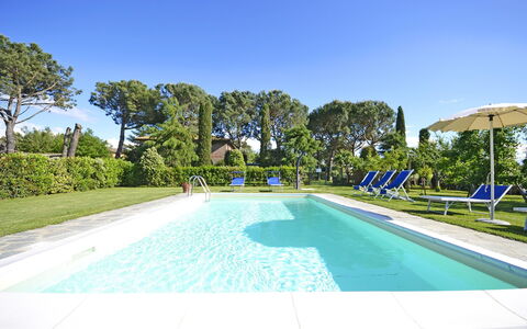 Casa i Pini: Schwimmbad, Eigentum, Grundeigentum, Freizeit, Resort, Estate, Himmel, Haus, Urlaub, Gebäude