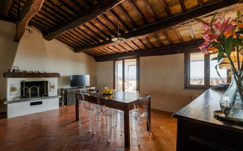 Terrazza Cortonese: Tabelle, Blume, Möbel, Holz, Gebäude, Interior Design, Countertop, Pflanze, Cabinetry, Küche