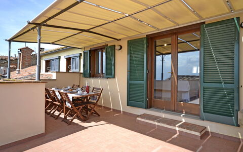 Terrazza Cortonese: Eigentum, Gebäude, Grundeigentum, Zuhause, Haus, Dach, Veranda, Schatten, Zimmer, Decke
