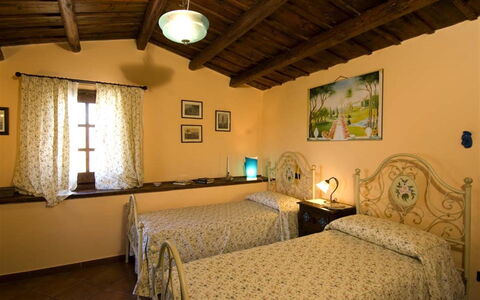 Villa Ivoni: Schlafzimmer, Zimmer, Bett, Eigentum, Möbel, Gebäude, Bettdecke, Interior Design, Bettrahmen, Decke