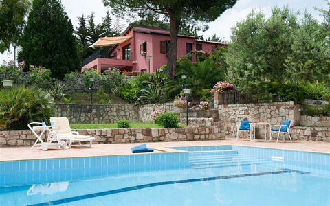 Villa Ivoni: Schwimmbad, Eigentum, Freizeit, Haus, Gebäude, Grundeigentum, Freizeitzentrum, Villa, Zuhause, Wohngebiet