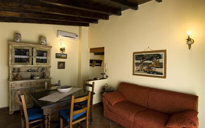 Villa Ivoni 2: Zimmer, Eigentum, Gebäude, Möbel, Interior Design, Haus, Wohnzimmer, Grundeigentum, Decke, Tabelle