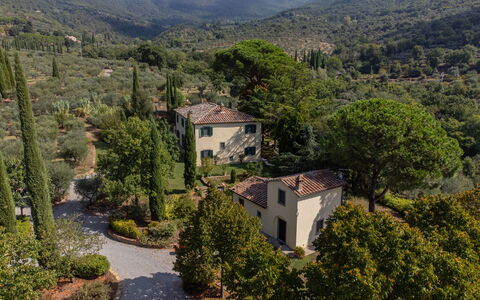 Villa San Pietro: Pflanze, Wolke, Pflanzengemeinschaft, Berg, Gebäude, Himmel, Baum, Natürliche Landschaft, Hochland, Haus