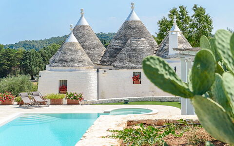 Trullo Oak: Pflanze, Wasser, Eigentum, Himmel, Baum, Schwimmbad, Terrestrische Plant, Gras, Stuhl, Grundeigentum