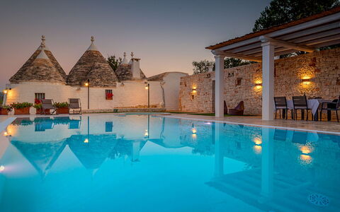 Trullo Oak: Wasser, Himmel, Schwimmbad, Azurblau, Pflanze, Gebäude, Beleuchtung, Baum, Gewässer, Wolke