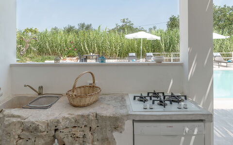 Trullo Oak: Pflanze, Eigentum, Himmel, Countertop, Herd, Schatten, Interior Design, Küche, Armatur, Fussboden