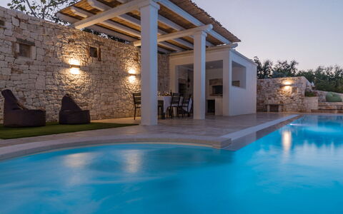 Trullo Oak: Wasser, Pflanze, Eigentum, Schwimmbad, Blau, Himmel, Gebäude, Baum, Schatten, Interior Design
