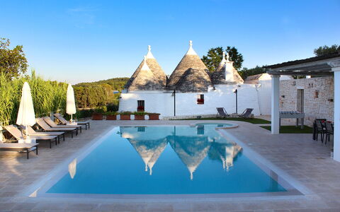 Trullo Oak: Himmel, Wasser, Eigentum, Azurblau, Gebäude, Baum, Die Architektur, Gewässer, Freizeit, Schatten
