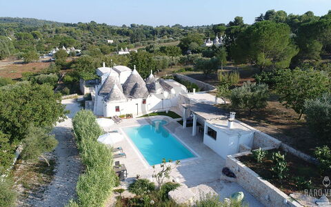 Trullo Oak: Wasser, Pflanze, Himmel, Baum, Gebäude, Azurblau, Schwimmbad, Grundeigentum, Freizeit, Landschaft