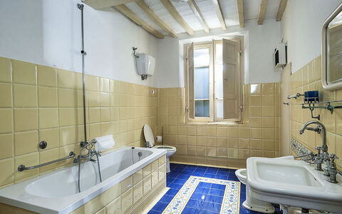 Villa Montalcinello In Siena, Private Pool: Spiegel, Zapfhahn, Armatur, Badewanne, Eigentum, Sinken, Badezimmer, Fenster, Bad Sink, Lila