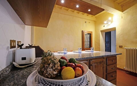 Villa Montalcinello In Siena, Private Pool: Cabinetry, Countertop, Eigentum, Küche, Essen, Interior Design, Beleuchtung, Holz, Zimmerpflanze, Armatur