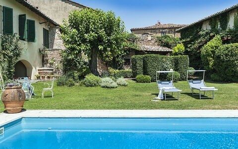 Villa Montalcinello In Siena, Private Pool: Wasser, Pflanze, Himmel, Möbel, Eigentum, Fenster, Grün, Gebäude, Azurblau, Blau