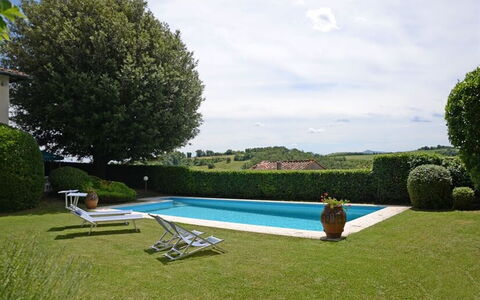 Villa Montalcinello In Siena, Private Pool: Wasser, Wolke, Himmel, Pflanze, Eigentum, Gartenmöbel, Baum, Grundstueck, Gras, Schwimmbad