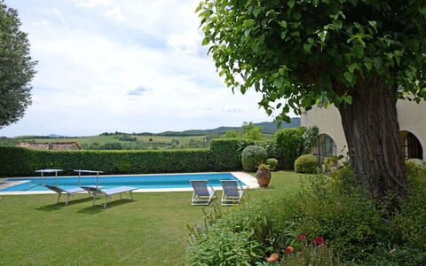 Villa Montalcinello In Siena, Private Pool: Pflanze, Wolke, Wasser, Himmel, Möbel, Natürliche Landschaft, Blume, Baum, Gartenmöbel, Schwimmbad
