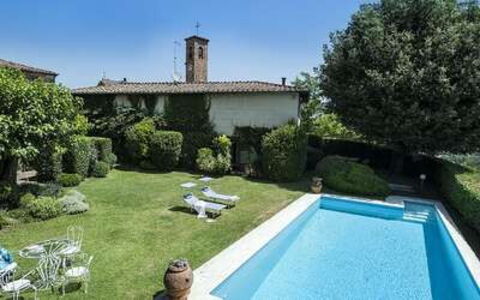 Villa Montalcinello In Siena, Private Pool: Pflanze, Wasser, Eigentum, Himmel, Baum, Stuhl, Gras, Gebäude, Schwimmbad, Freizeit