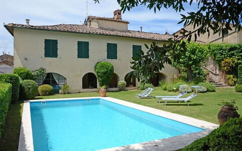 Villa Montalcinello In Siena, Private Pool: Wasser, Pflanze, Himmel, Eigentum, Gebäude, Wolke, Grün, Azurblau, Schwimmbad, Fenster