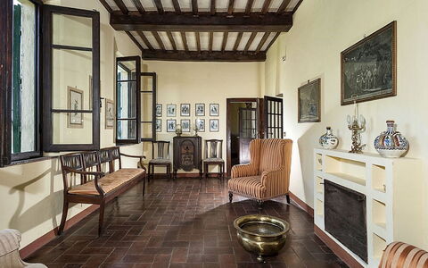 Villa Montalcinello In Siena, Private Pool: Bilderrahmen, Möbel, Holz, Fenster, Interior Design, Beleuchtung, Wohnzimmer, Fussboden, Flooring, Hartholz