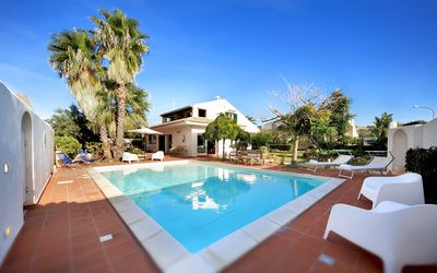 Villa Palma: Schwimmbad, Eigentum, Grundeigentum, Gebäude, Haus, Zuhause, Resort, Estate, Urlaub, Villa