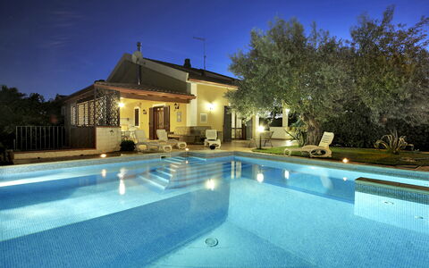 Villa Dell'ulivo: Schwimmbad, Eigentum, Zuhause, Haus, Grundeigentum, Gebäude, Estate, Beleuchtung, Villa, Freizeit