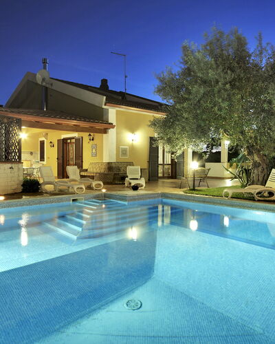 Villa Dell'ulivo: Schwimmbad, Eigentum, Zuhause, Haus, Grundeigentum, Gebäude, Estate, Beleuchtung, Villa, Freizeit