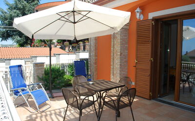 Etna View Holiday House In Catania: Tabelle, Möbel, Eigentum, Stuhl, Pflanze, Tisch Im Freien, Schatten, Gartenmöbel, Interior Design, Holz