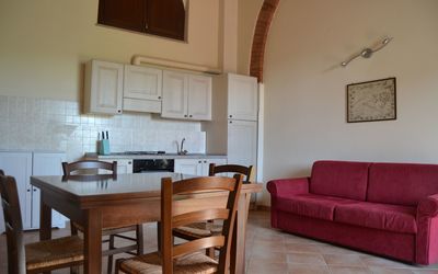 Bilocale Garden: Zimmer, Möbel, Eigentum, Interior Design, Gebäude, Wohnzimmer, Tabelle, Haus, Fussboden, Die Architektur