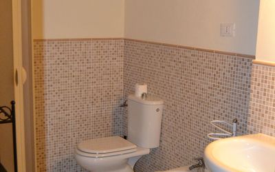 Trilocale Primo Piano con Balcone: Eigentum, Toilleten Sitz, Armatur, Toilette, Bad Sink, Badezimmer, Lila, Sinken, Die Architektur, Interior Design