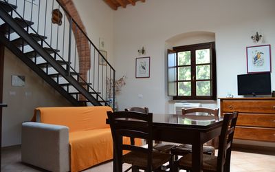 Trilocale Piano Alto: Zimmer, Möbel, Gebäude, Eigentum, Interior Design, Wohnzimmer, Tabelle, Fussboden, Haus, Hartholz