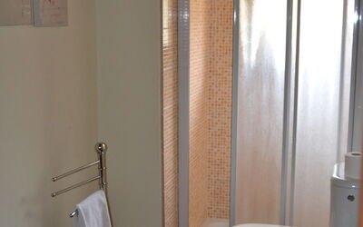 Villa: Eigentum, Armatur, Holz, Badezimmer, Interior Design, Zapfhahn, Fussboden, Flooring, Sinken