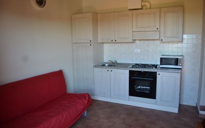 Bilocale Primo Piano: Zimmer, Eigentum, Möbel, Küche, Fussboden, Cabinetry, Gebäude, Countertop, Major Appliance, Haus