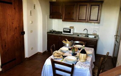 Il Chiantico 32: Zimmer, Möbel, Eigentum, Fussboden, Gebäude, Interior Design, Hartholz, Küche, Cabinetry, Esszimmer