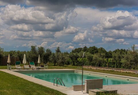 Agriturismo La Papessa: Wasser, Wolke, Himmel, Pflanze, Baum, Azurblau, Schwimmbad, Natürliche Landschaft, Grundstueck, Schatten
