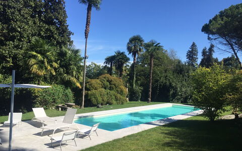 Villa Ghis - Sleeps 16: Schwimmbad, Eigentum, Himmel, Haus, Grundeigentum, Baum, Wildnis, Palme, Zuhause, Urlaub