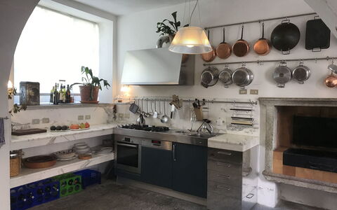Villa Ghis - Sleeps 16: Countertop, Zimmer, Küche, Eigentum, Möbel, Cabinetry, Interior Design, Gebäude, Herd, Decke