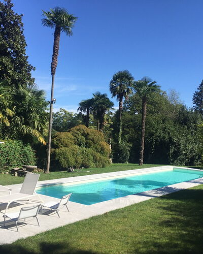 Villa Ghis - Sleeps 16: Schwimmbad, Eigentum, Himmel, Haus, Grundeigentum, Baum, Wildnis, Palme, Zuhause, Urlaub