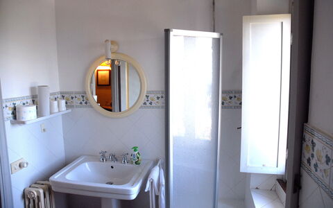Podere San Giovanni: Spiegel, Zapfhahn, Armatur, Sinken, Gebäude, Bad Sink, Badezimmer, Interior Design, Pflanze