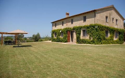 Podere San Giovanni: Pflanze, Himmel, Gebäude, Fenster, Haus, Grundstueck, Baum, Die Architektur, Gras, Landschaft