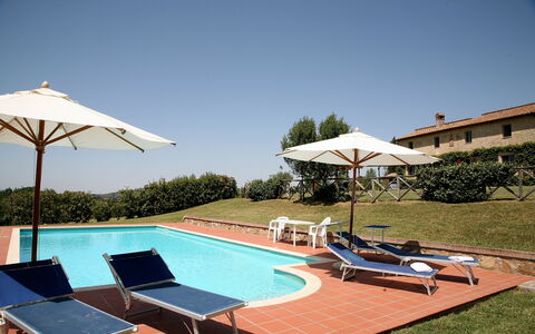 Podere San Giovanni: Himmel, Pflanze, Eigentum, Schwimmbad, Wasser, Sonnenliege, Azurblau, Schatten, Gartenmöbel, Regenschirm