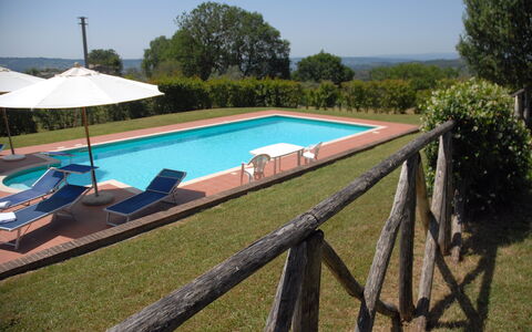 Podere San Giovanni: Pflanze, Himmel, Wasser, Schwimmbad, Gebäude, Azurblau, Baum, Schatten, Gartenmöbel, Rechteck