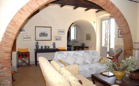 Podere San Giovanni: Pflanze, Couch, Eigentum, Möbel, Tabelle, Zimmerpflanze, Fenster, Blumentopf, Gebäude, Bilderrahmen