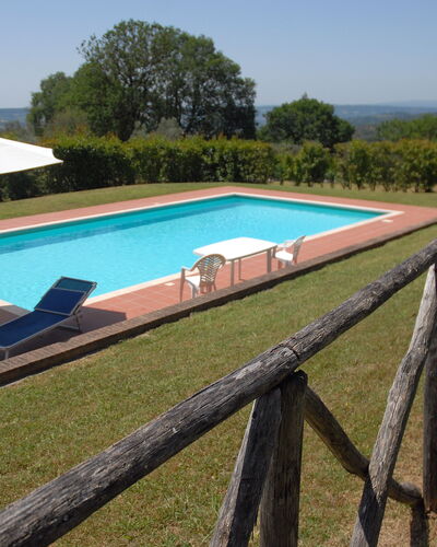 Podere San Giovanni: Pflanze, Himmel, Wasser, Schwimmbad, Gebäude, Azurblau, Baum, Schatten, Gartenmöbel, Rechteck