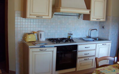Bilo 3: Cabinetry, Countertop, Möbel, Eigentum, Sinken, Gebäude, Zapfhahn, Blau, Küche, Holz