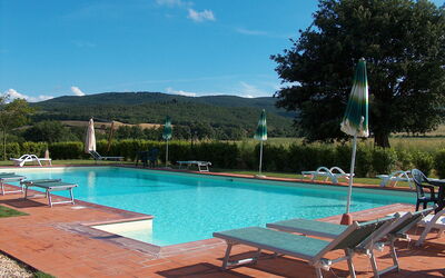 Bazzani Apartments In Siena: Wasser, Himmel, Pflanze, Eigentum, Möbel, Schwimmbad, Wolke, Azurblau, Sonnenliege, Baum