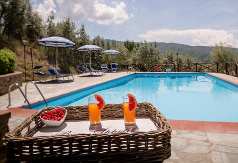 Villa Le Capanne: Schwimmbad, Resort, Eigentum, Freizeit, Urlaub, Grundeigentum, Gebäude, Gartenmöbel, Sonnenliege, Villa