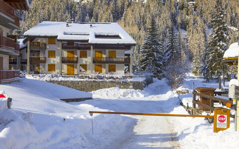 The Twins Apartment - Champoluc: Schnee, Winter, Eigentum, Zuhause, Einfrieren, Haus, Grundeigentum, Baum, Hütte, Bergstation