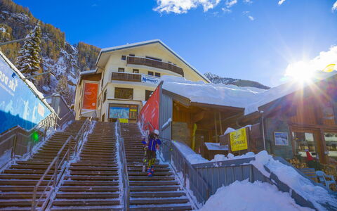 The Twins Apartment - Champoluc: Berg, Himmel, Schnee, Winter, Die Architektur, Haus, Gebirge, Gebäude, Geologisches Phänomen, Bergstation