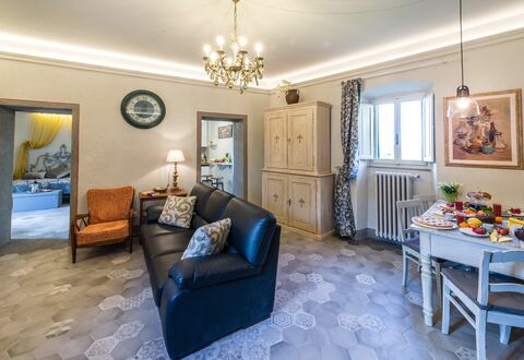 Michelangelo Cortona Apartment: Zimmer, Eigentum, Wohnzimmer, Möbel, Interior Design, Grundeigentum, Gebäude, Blau, Gelb, Zuhause