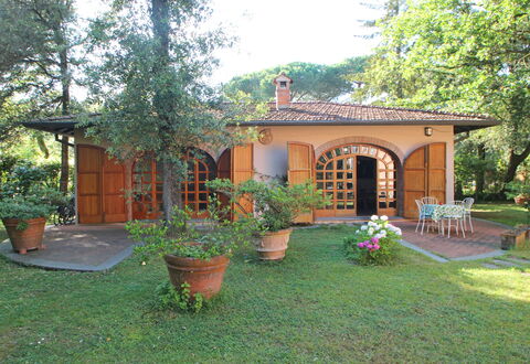 Residenza Marechiaro: Pflanze, Eigentum, Gebäude, Fenster, Blumentopf, Tür, Blume, Baum, Haus, Himmel