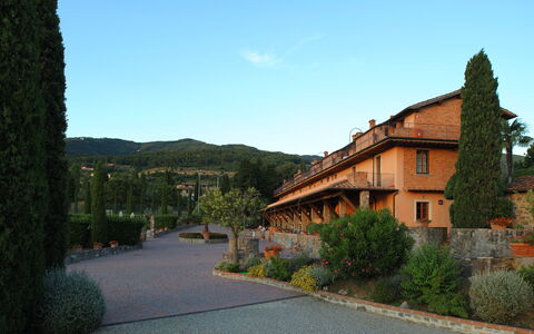 Fattoria Fronzano: Pflanze, Himmel, Gebäude, Eigentum, Fenster, Baum, Strassenbelag, Berg, Grundstueck, Haus