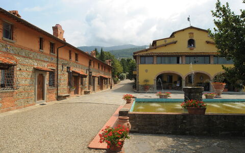 Fattoria Fronzano: Pflanze, Himmel, Gebäude, Fenster, Eigentum, Wolke, Blume, Haus, Blumentopf, Baum